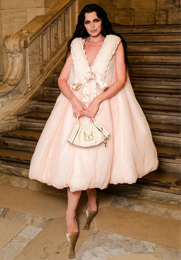 Baliq tori va tanga kiygan dumba